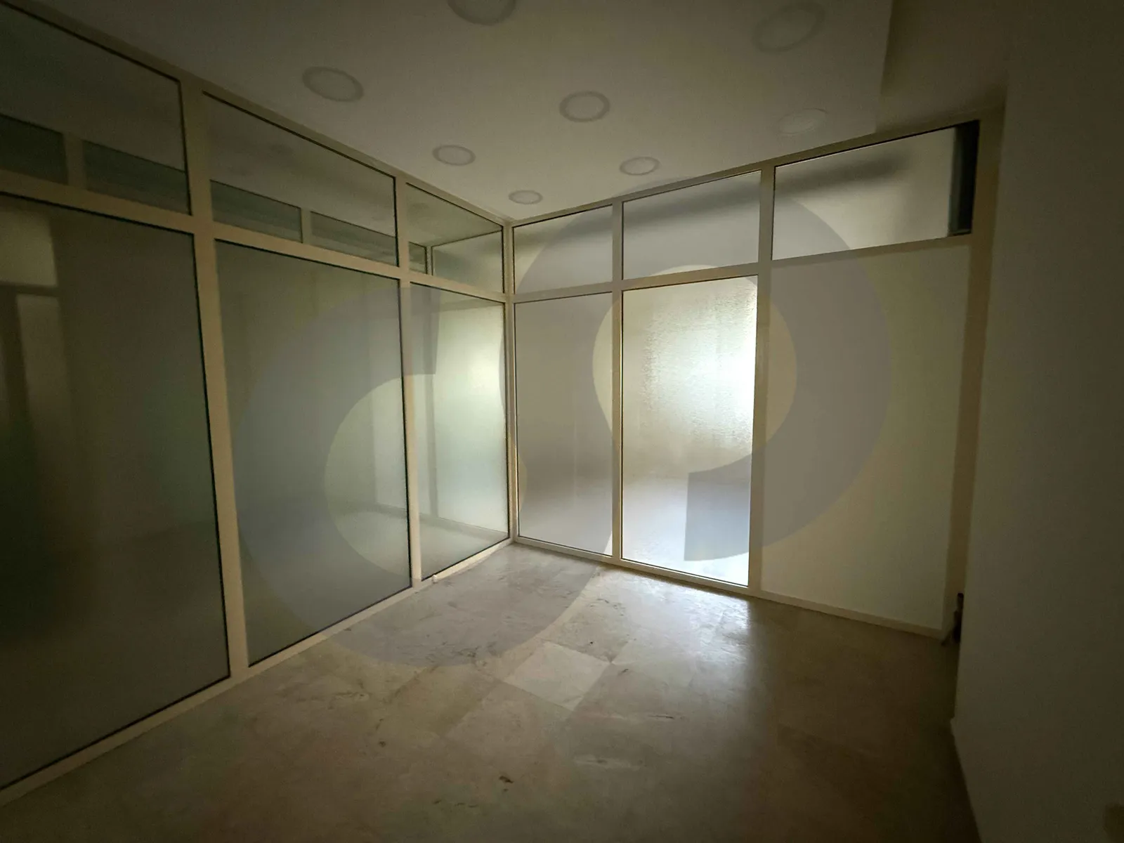 PRIME OFFICE IN SODECO,BEIRUT /PRIVATE PARKING/PRIME LOCATION — الصورة 2