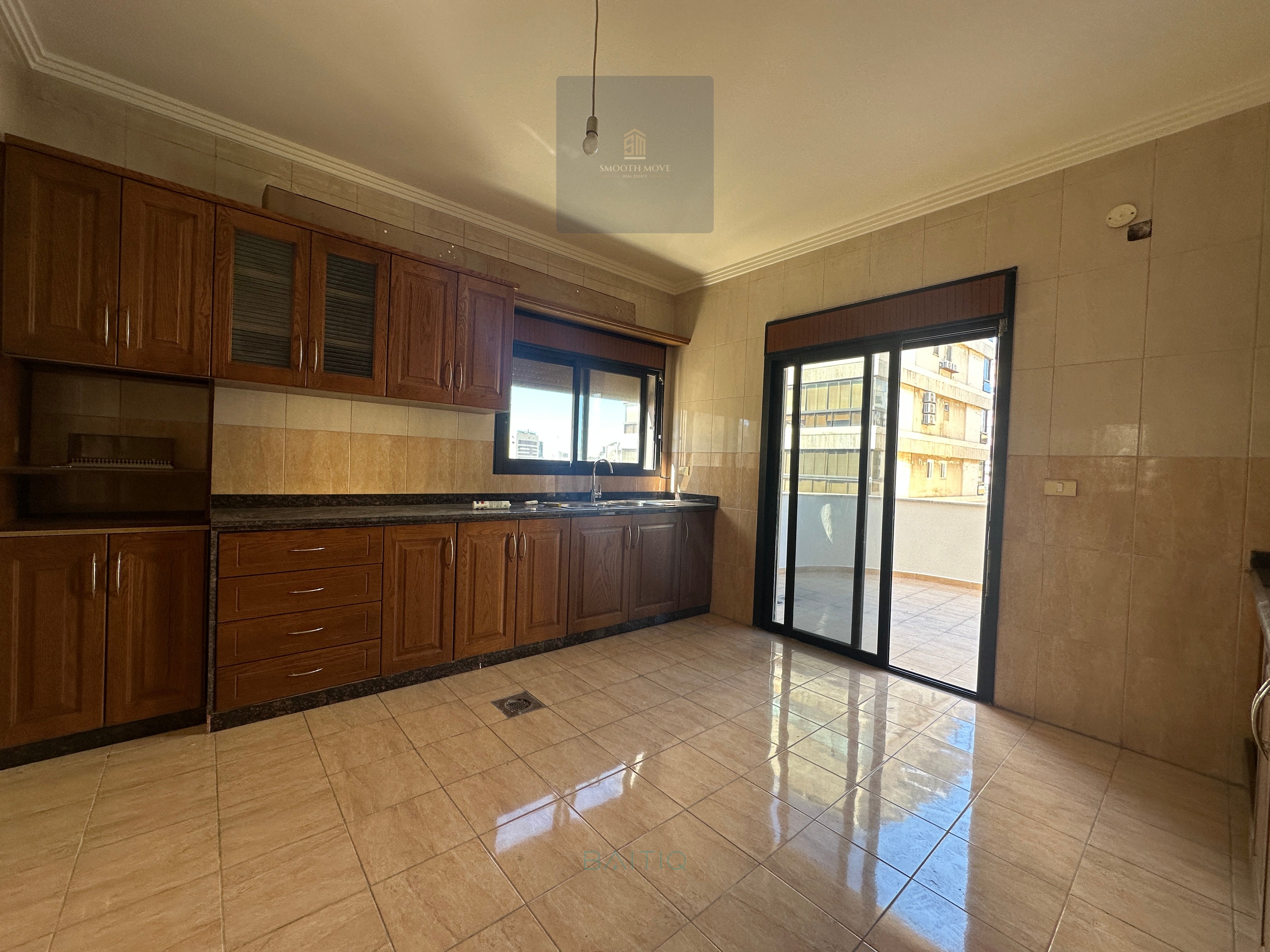 Seaview Apartment With Terrace for Rent in Tallet al Khayat, Beirut — الصورة 7