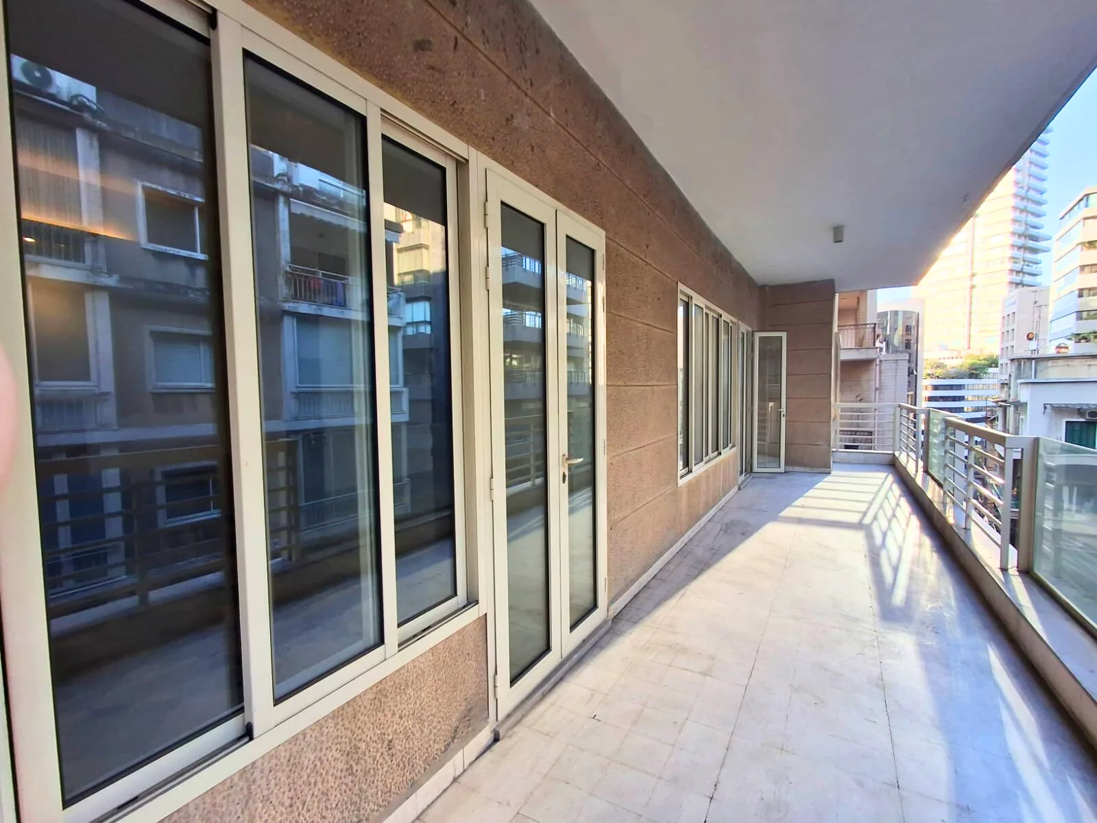 Office for Rent in Caree d'or, Achrafieh, Beirut, Lebanon — الصورة 8