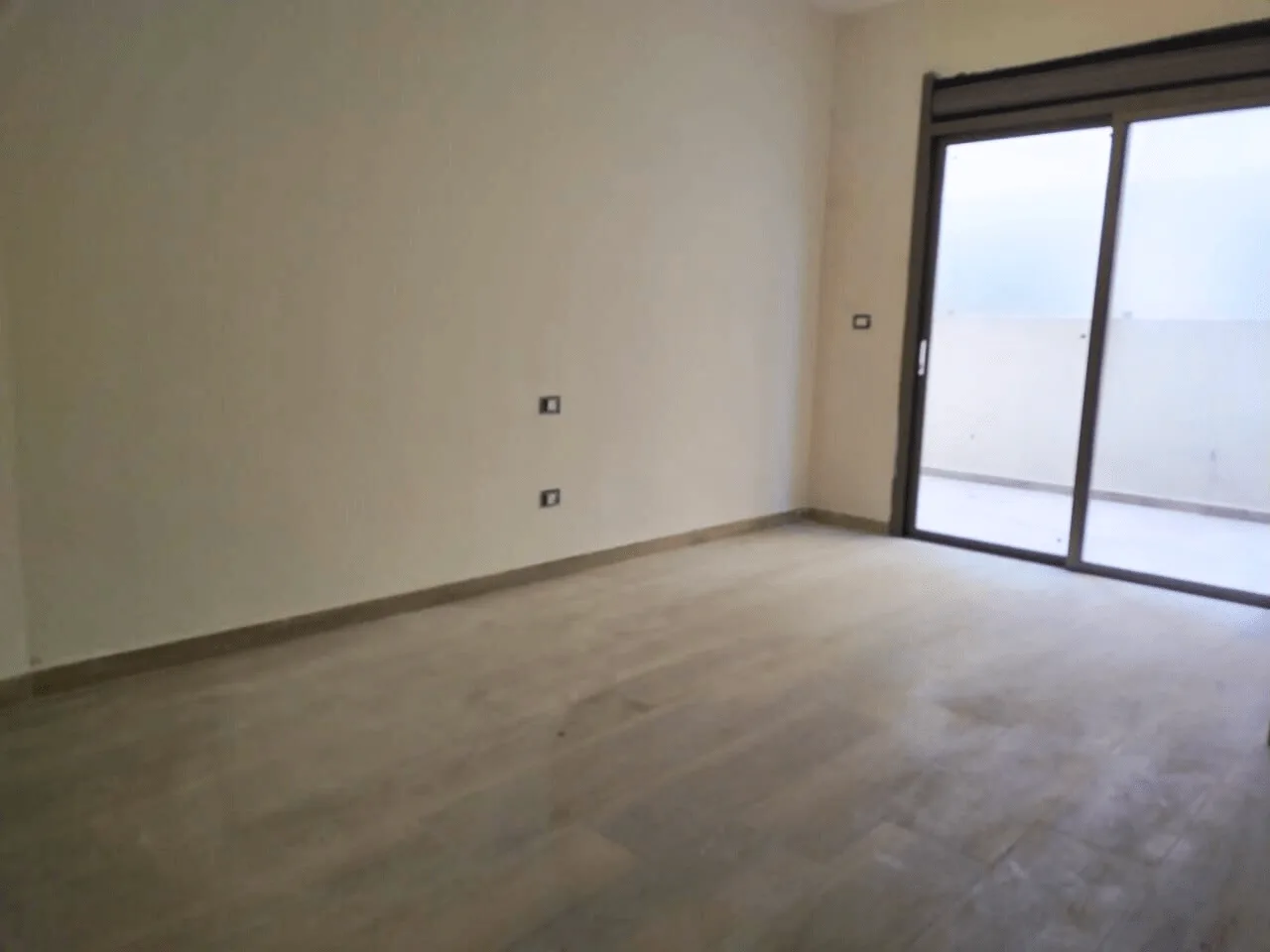 Apartment for Sale in Ballouneh, Lebanon — الصورة 9