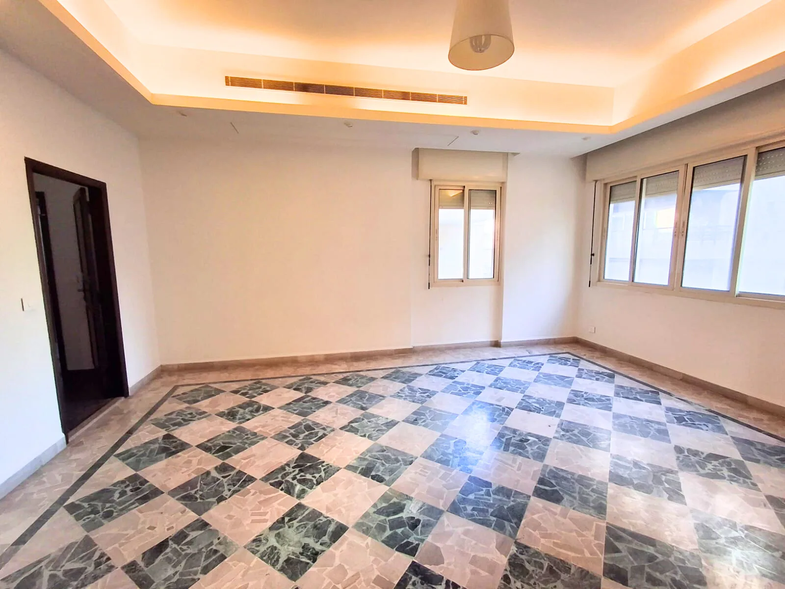Office for Rent in Caree d'or, Achrafieh, Beirut, Lebanon — الصورة 5