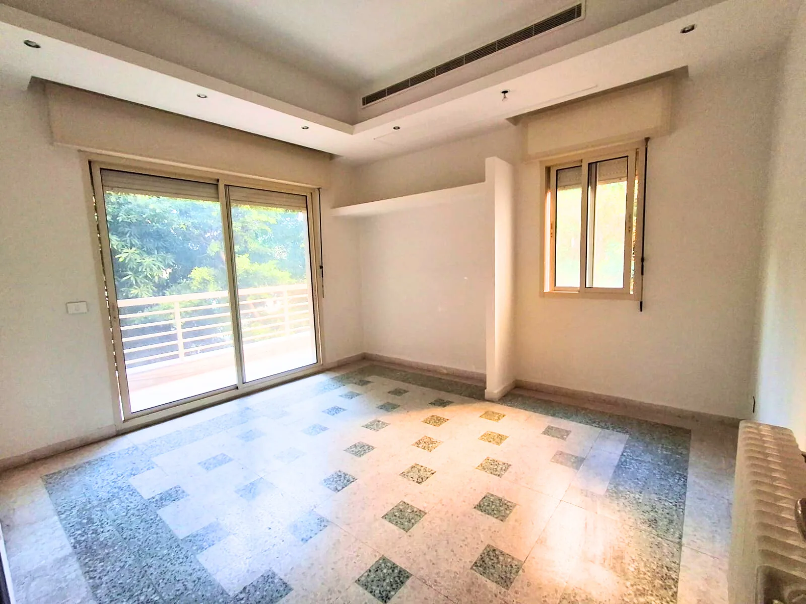 Office for Rent in Caree d'or, Achrafieh, Beirut, Lebanon — الصورة 6