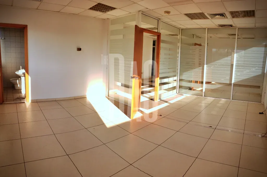 Large spacious office for rent in Badaro 285SQM — الصورة 2