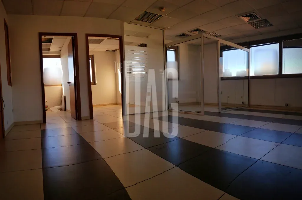 Large spacious office for rent in Badaro 285SQM — الصورة 3