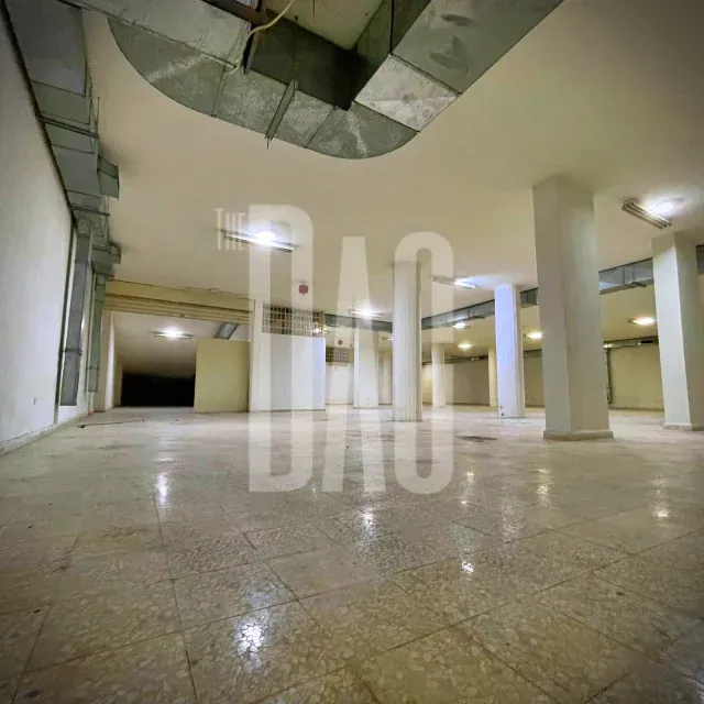 Very Clean 654 SQM Warehouse for Sale in Sin El Fil Prime Location — الصورة 3