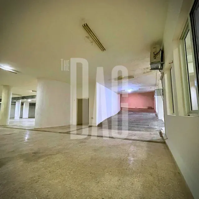 Very Clean 654 SQM Warehouse for Sale in Sin El Fil Prime Location — الصورة 4