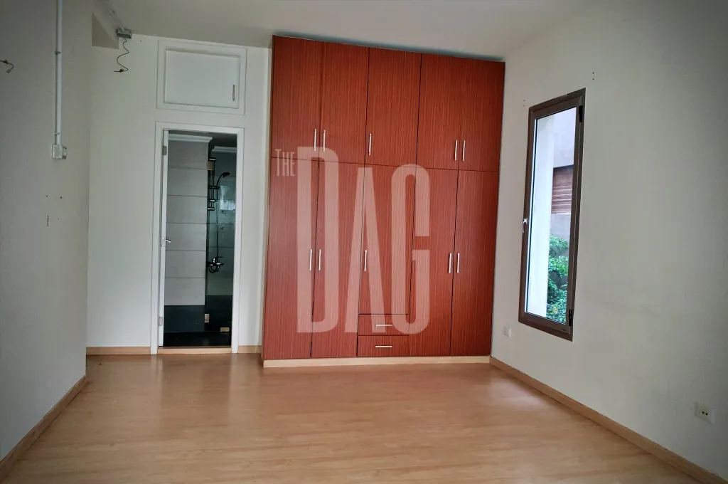 Spacious office for rent in badaro 240 SQM — الصورة 5