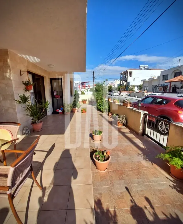 Prime Location 110 SQM Ground Floor Apartment For Sale With Terrace In Larnaca — الصورة 3