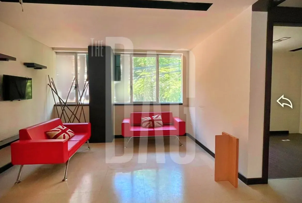 Clean 100 SQM Office for rent in Achrafieh — الصورة 3