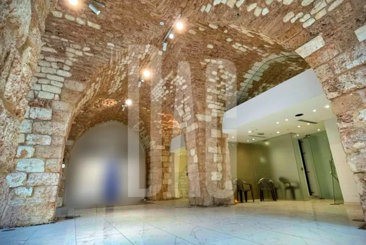 Corner 380 sqm Showroom for Rent on Main Street Achrafieh — الصورة 1
