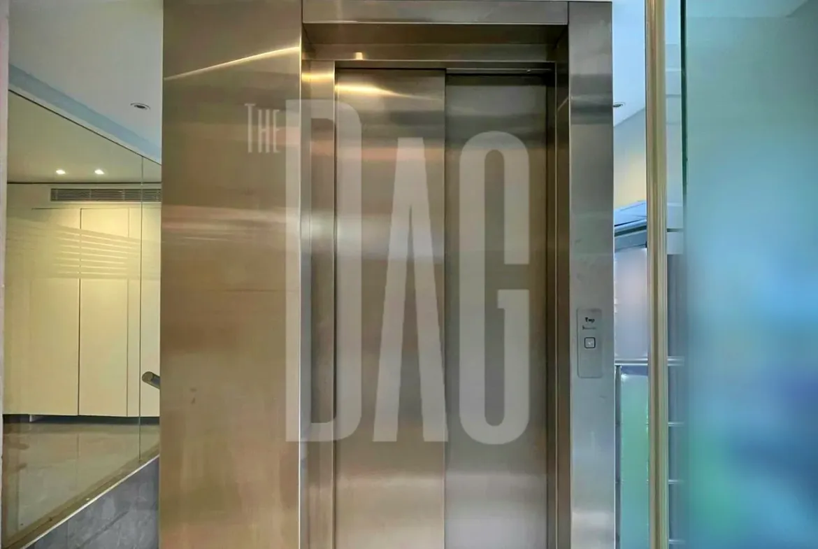 Corner 380 sqm Showroom for Rent on Main Street Achrafieh — الصورة 3