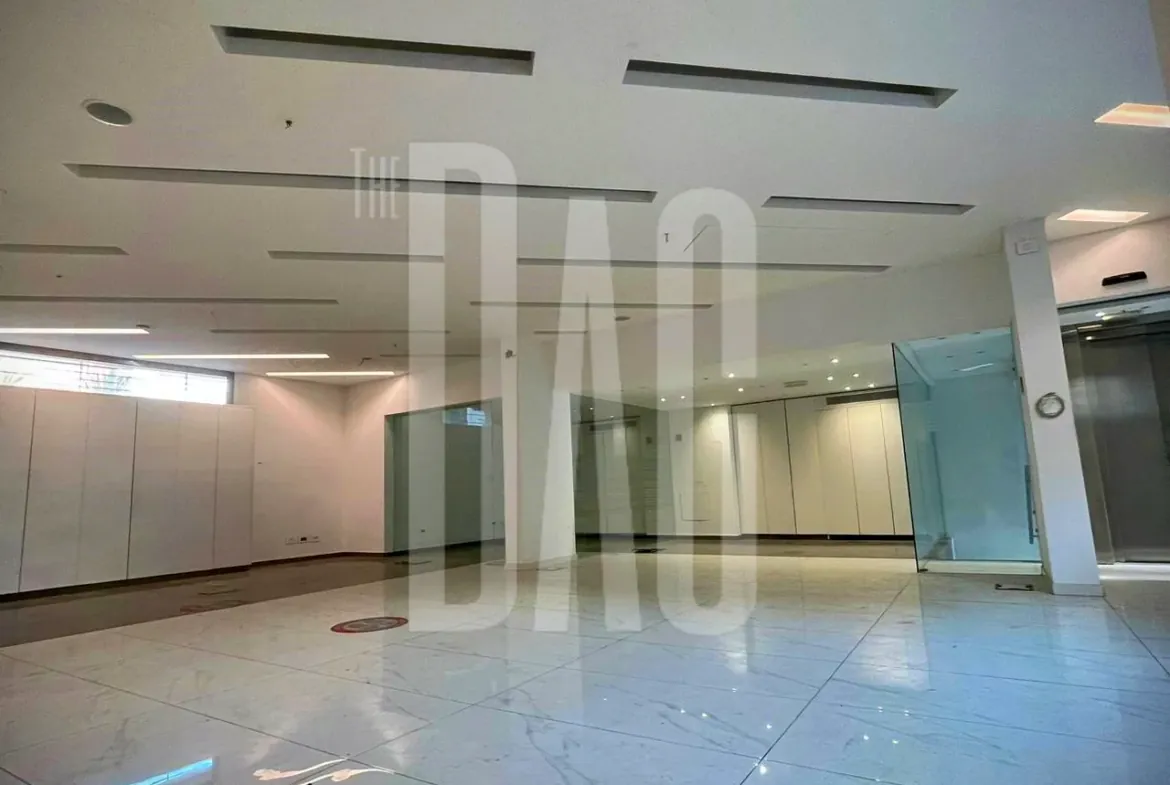 Corner 380 sqm Showroom for Rent on Main Street Achrafieh — الصورة 4