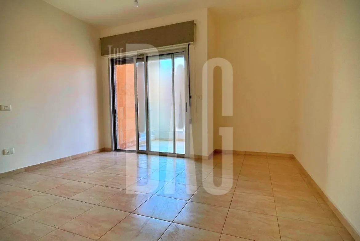 Spacious 230 SQM Apartment for Rent in Achrafieh — الصورة 4