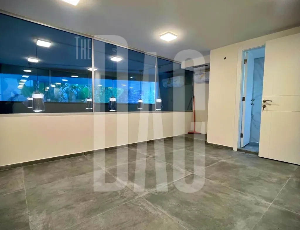 High-End 200 SQM Office for Rent or Sale in Achrafieh — الصورة 4