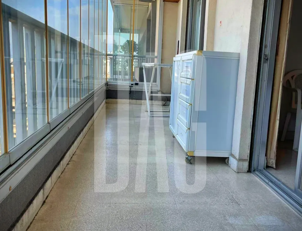 Semi-furnished 200 SQM Apartment for Sale in Achrafieh — الصورة 3