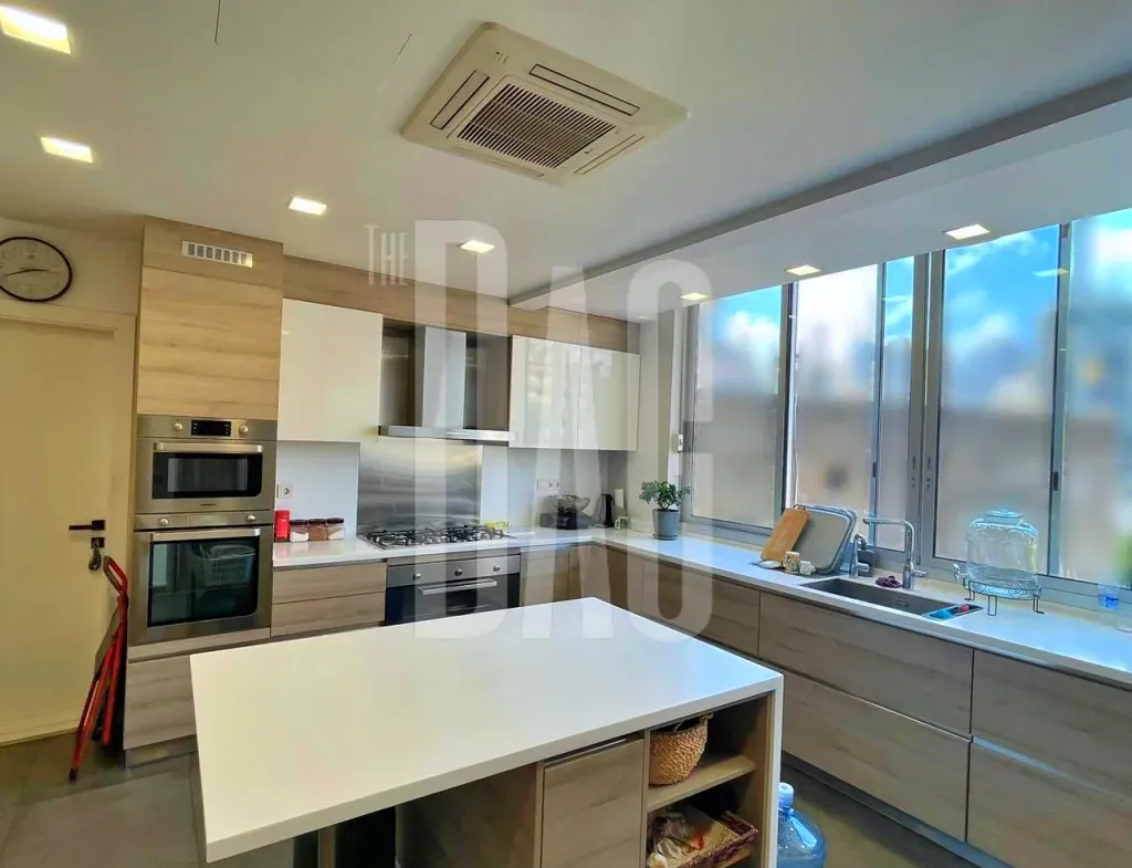 High-End Semi-Furnished 250 SQM Apartment for Sale in Achrafieh — الصورة 3