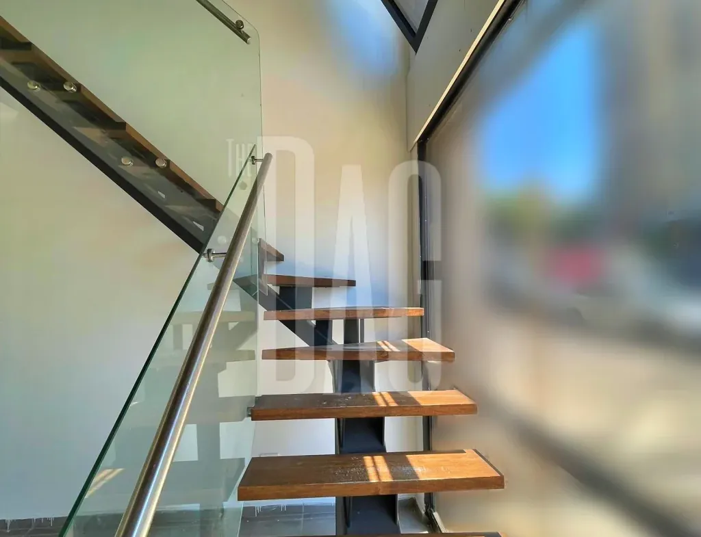 Main Street 124 SQM Shop for Rent with terrace in Achrafieh — الصورة 2