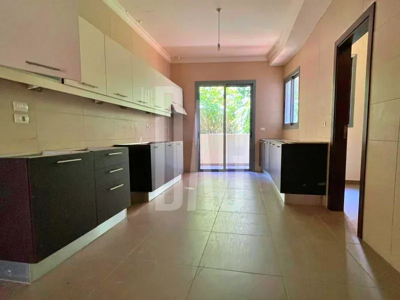 Spacious 262 SQM Apartment for Sale in Achrafieh — الصورة 3