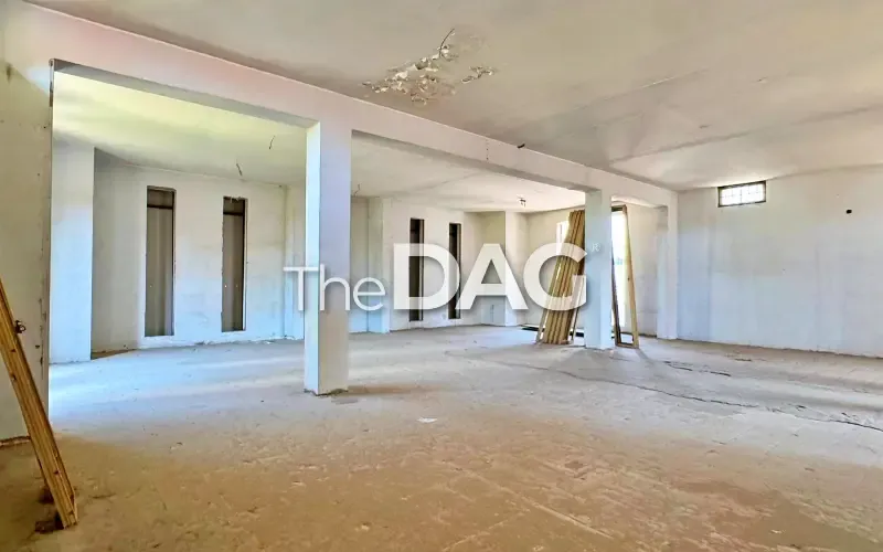 Prime Commercial 750 SQM Land with Showroom for Rent in Dora — الصورة 5