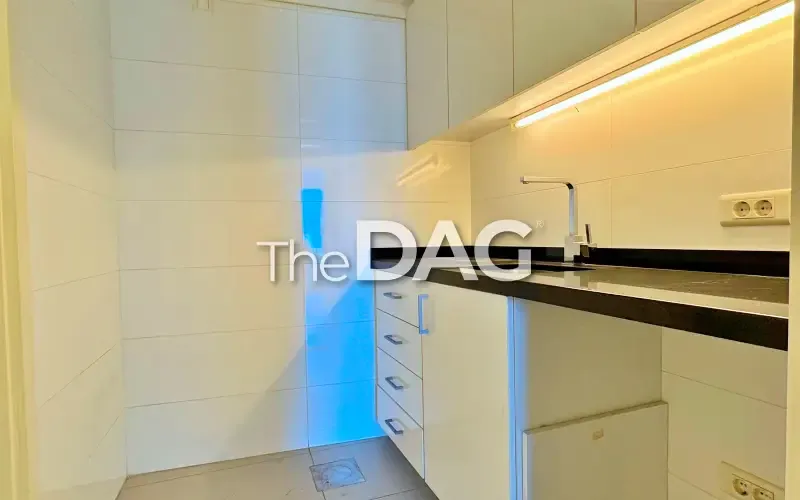 Modern 100 SQM Office for Rent Facing Beirut Souks — الصورة 2