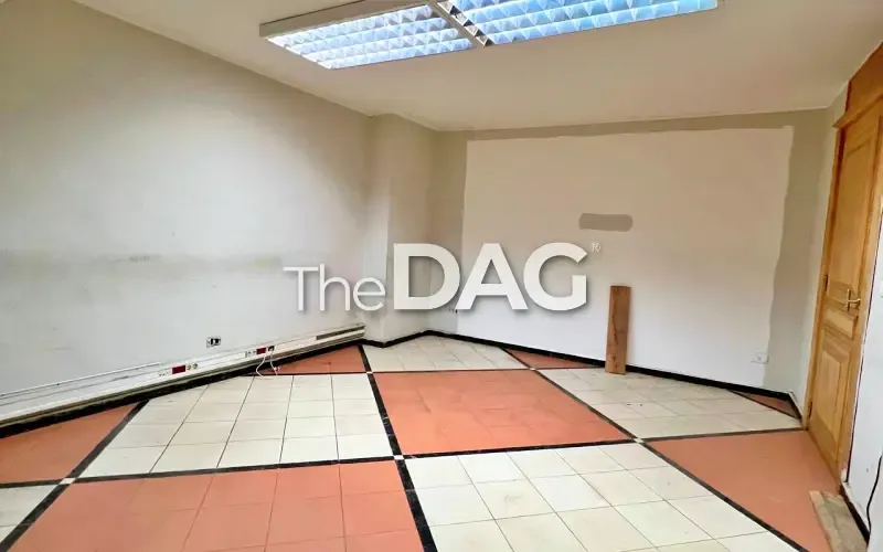 Main Road 700 SQM Underground Space for Rent in Raouche — الصورة 4