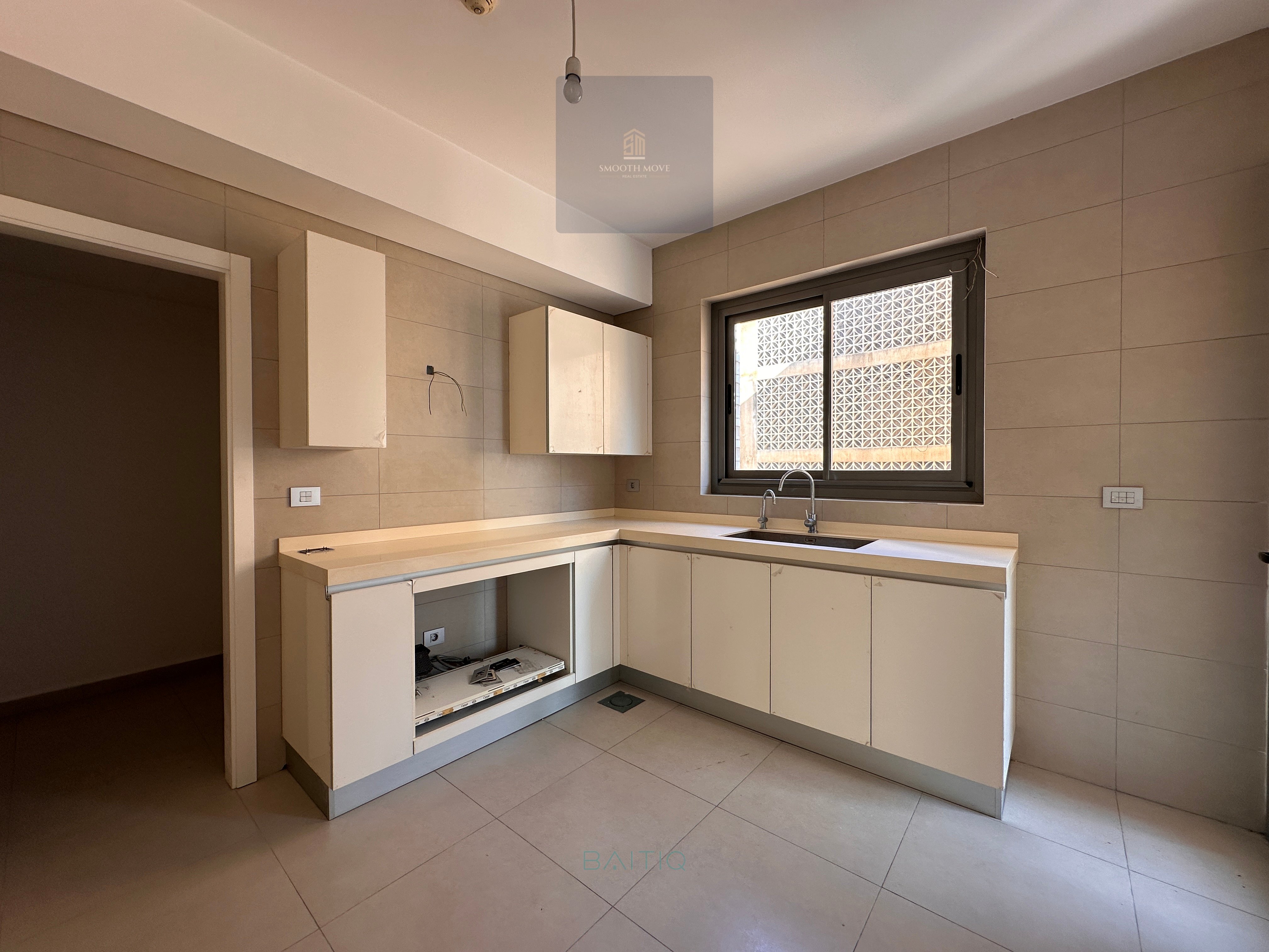 Seaview Apartment for Sale in Ain Tineh, Beirut — الصورة 8
