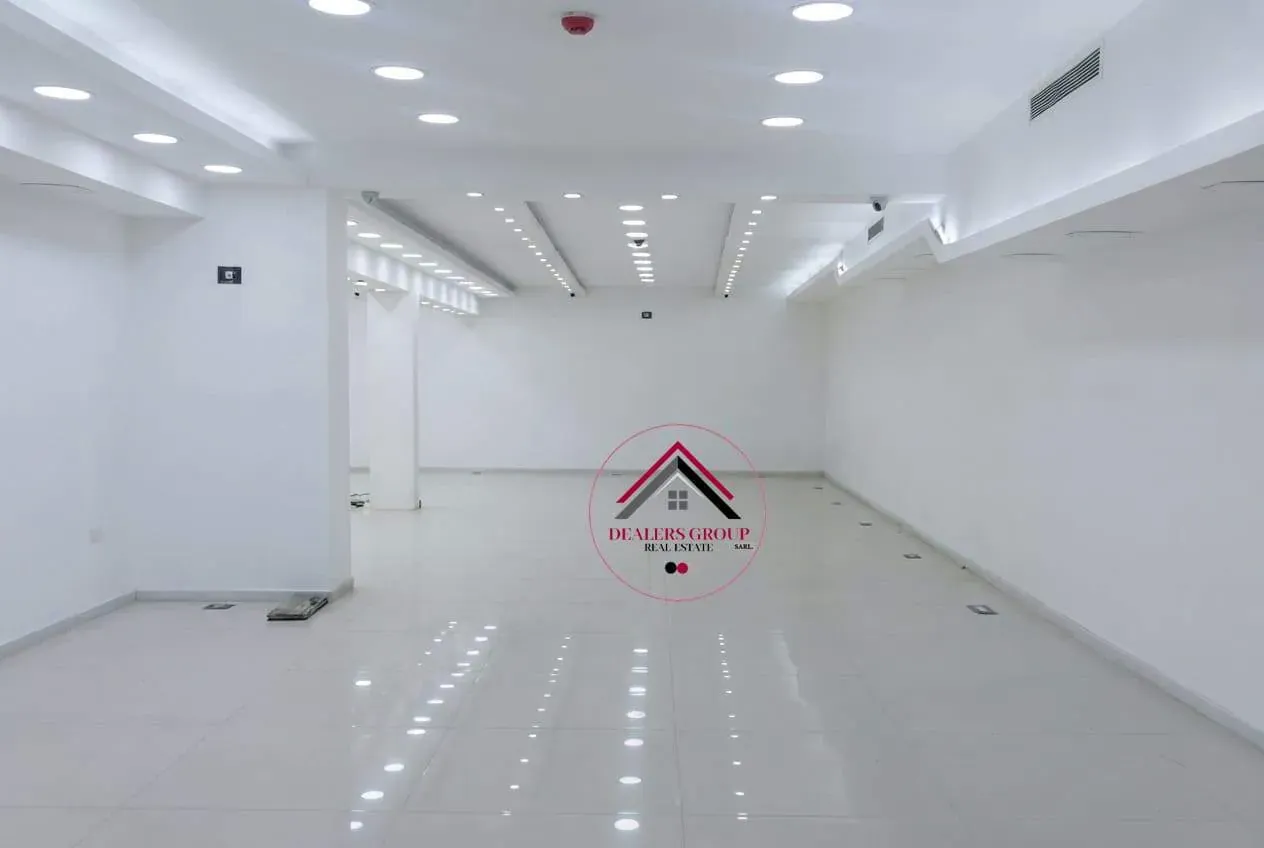 Premium Commercial Showroom for Sale in Hamra | Fully Equipped — الصورة 4