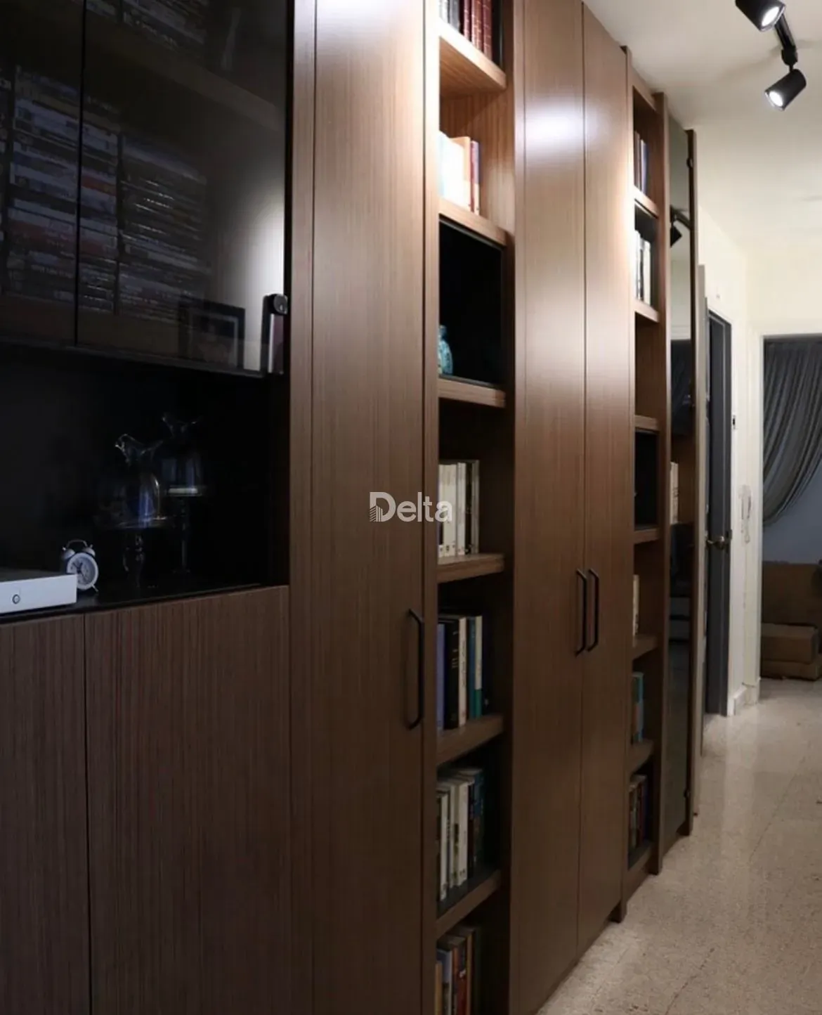 Apartment for Sale in Al Zarif, Beirut – 3 BR, 204 sqm, Near Supermarkets & Near Public Transport — photo 4