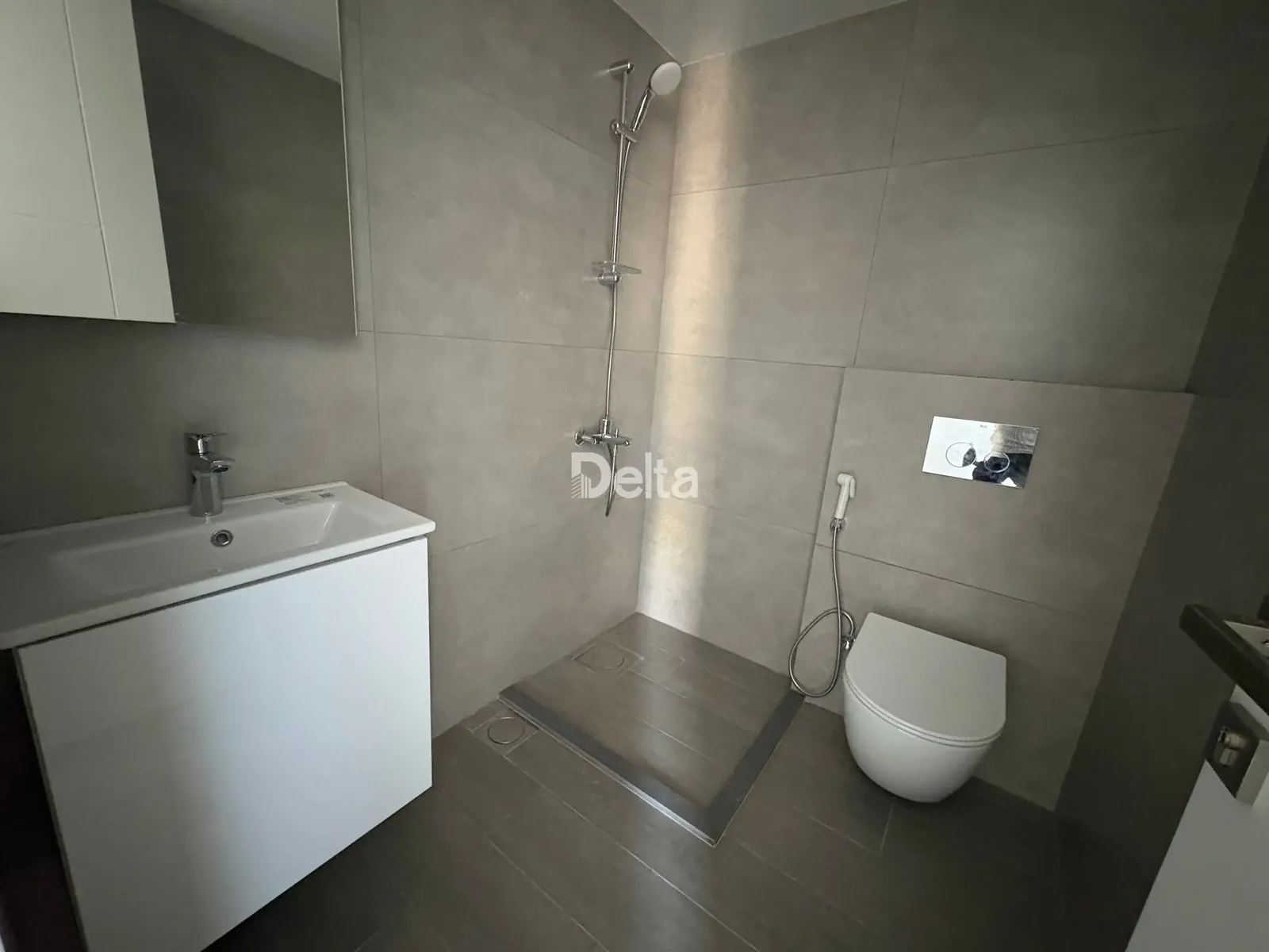 Apartment for Rent in Spears, Beirut – 2 BR, 110 sqm, Private Entrance & Sea View — الصورة 3
