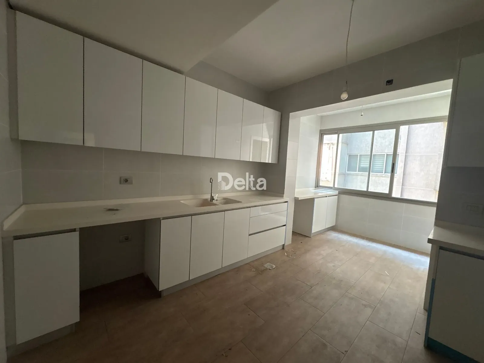 Apartment for Rent in Sakiet al Janzeer, Beirut / 3 BR — photo 2