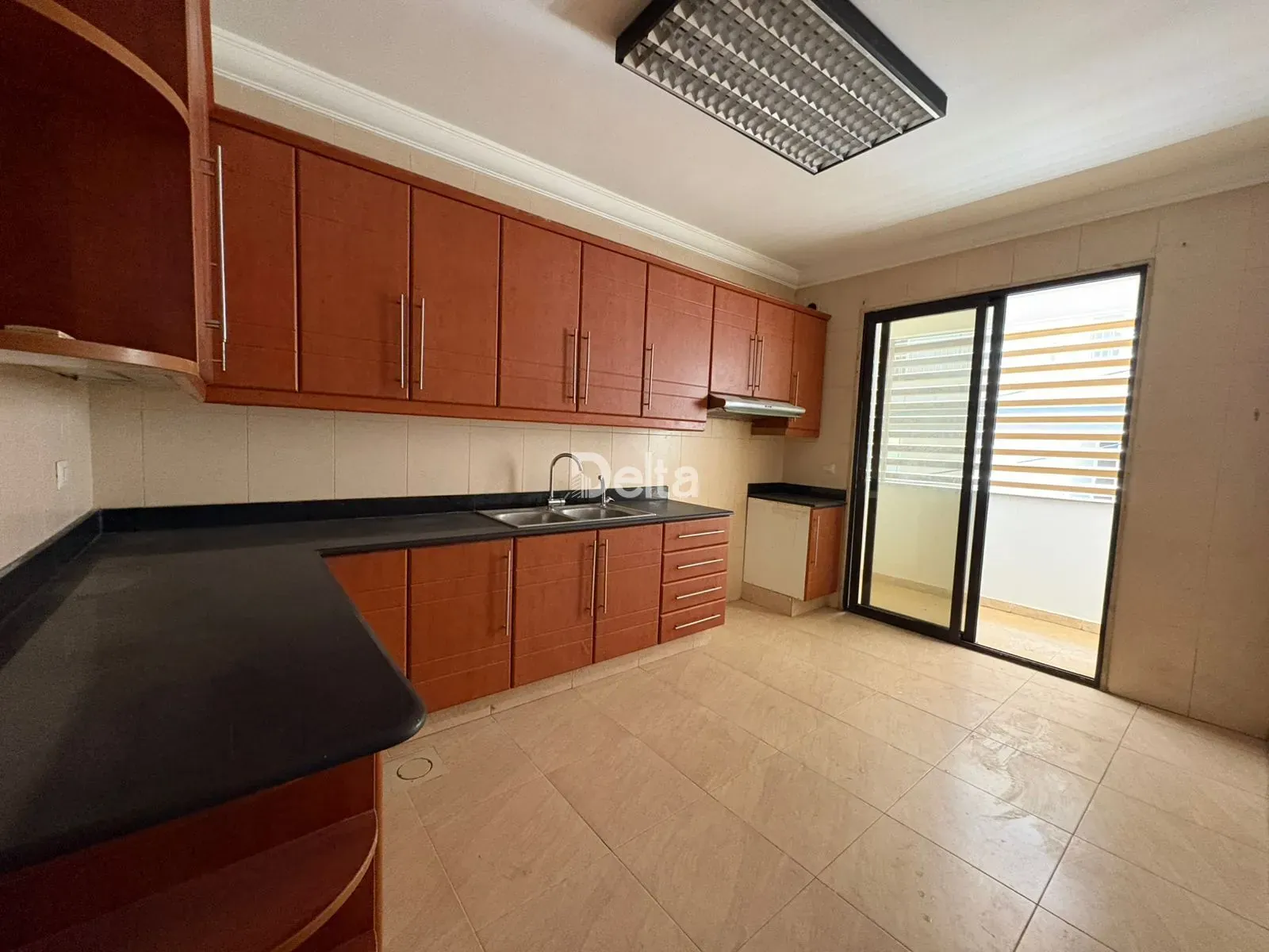 Apartment for Rent in Mar Elias, Beirut / 4 BR — الصورة 2
