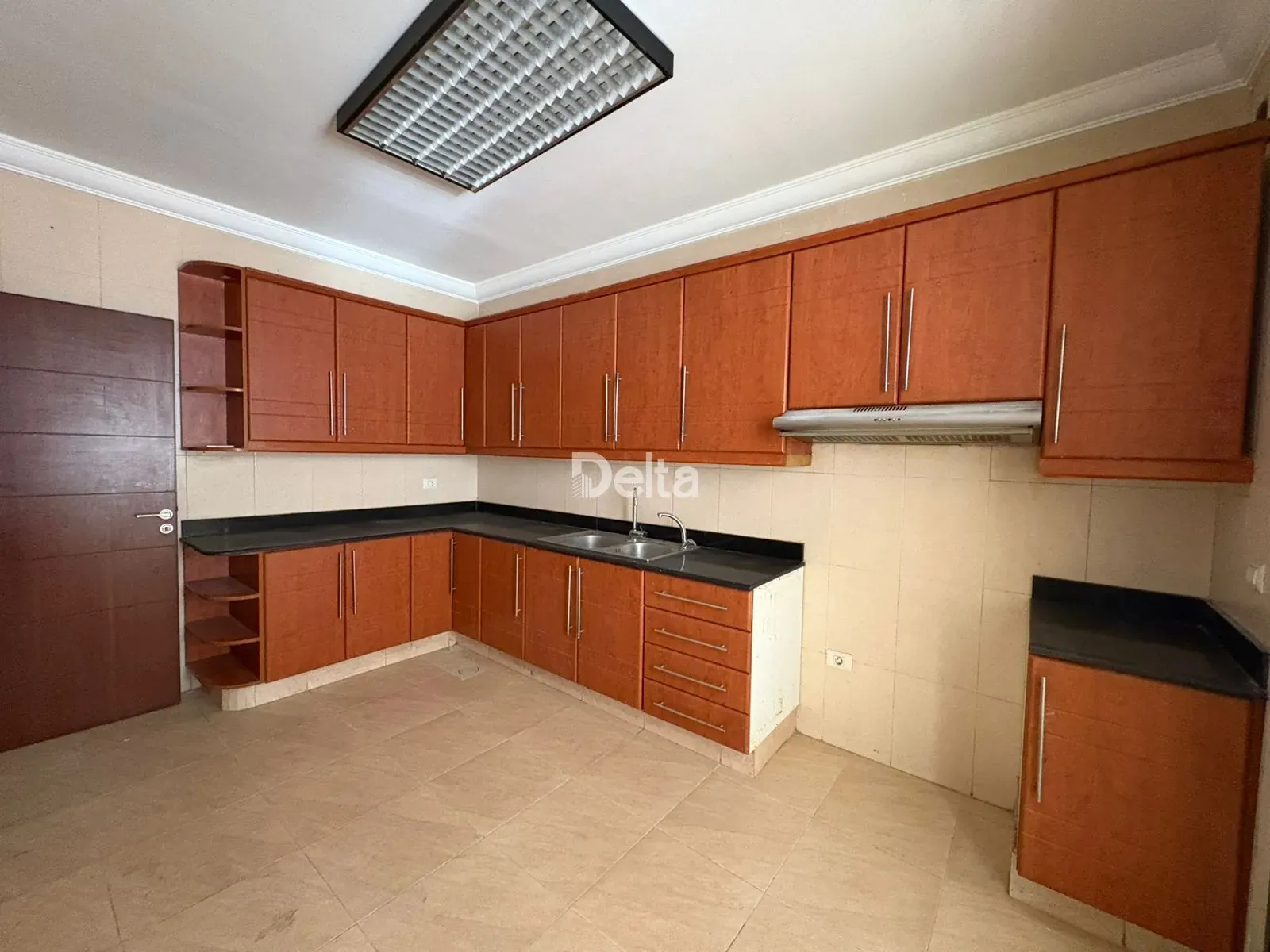 Apartment for Rent in Mar Elias, Beirut / 4 BR — الصورة 3
