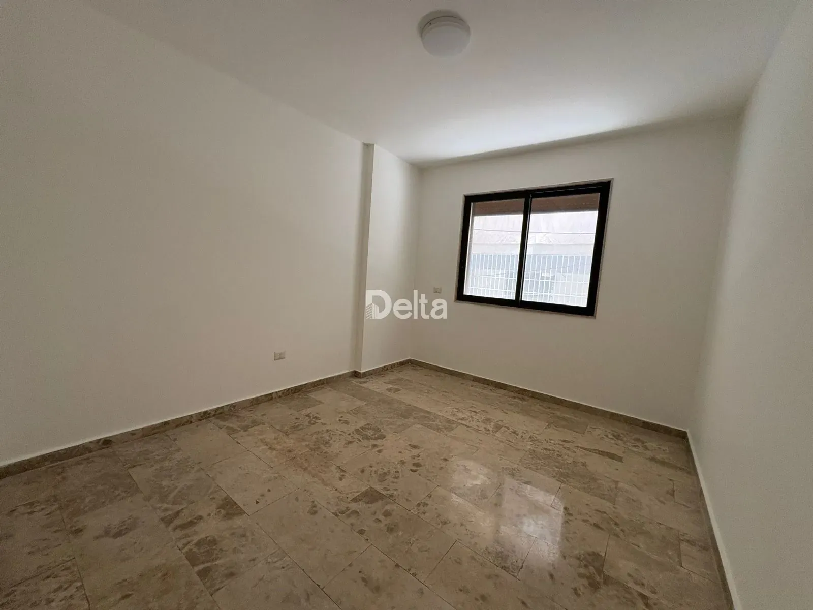 Apartment for Rent in Mar Elias, Beirut / 4 BR — الصورة 4