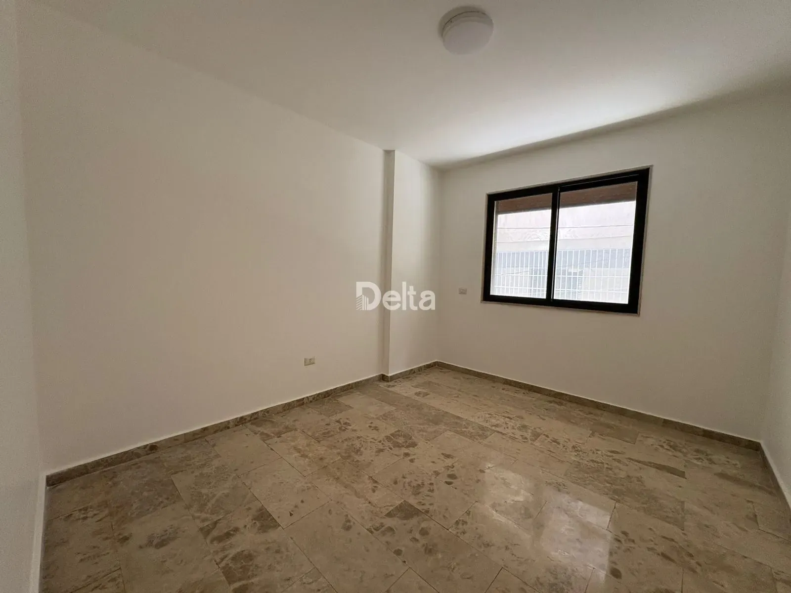 Apartment for Rent in Mar Elias, Beirut / 4 BR — الصورة 5