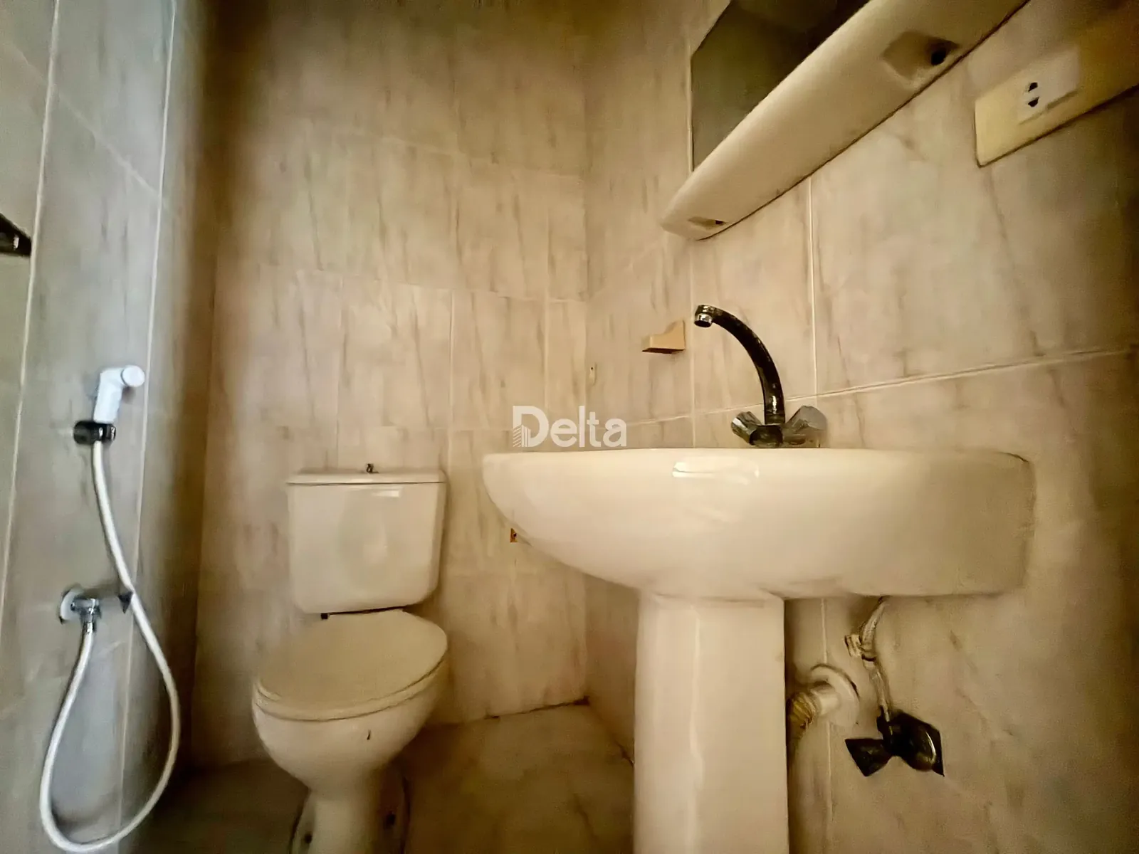 Apartment for Rent in Hamra, Beirut / 2 BR — الصورة 4