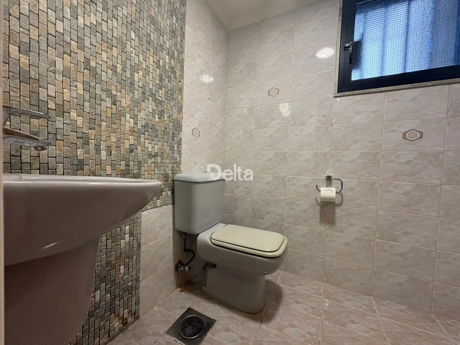 Apartment for Rent in Hamra, Beirut / 3 BR — الصورة 5