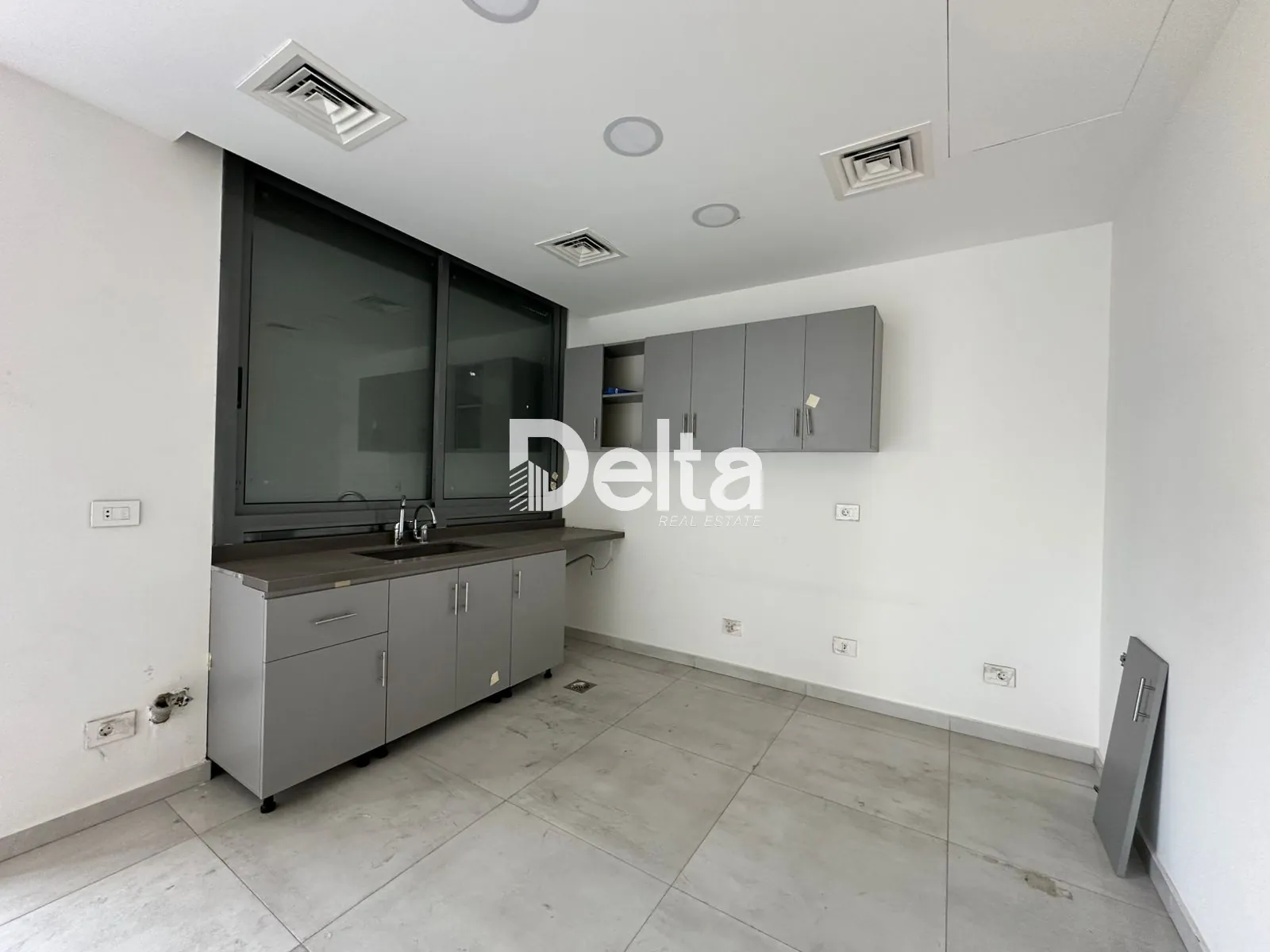 Apartment for Sale in Verdun, Beirut, Beirut – 2 BR, 100 sqm, Near Supermarkets / Malls & investment Opportunity — photo 2