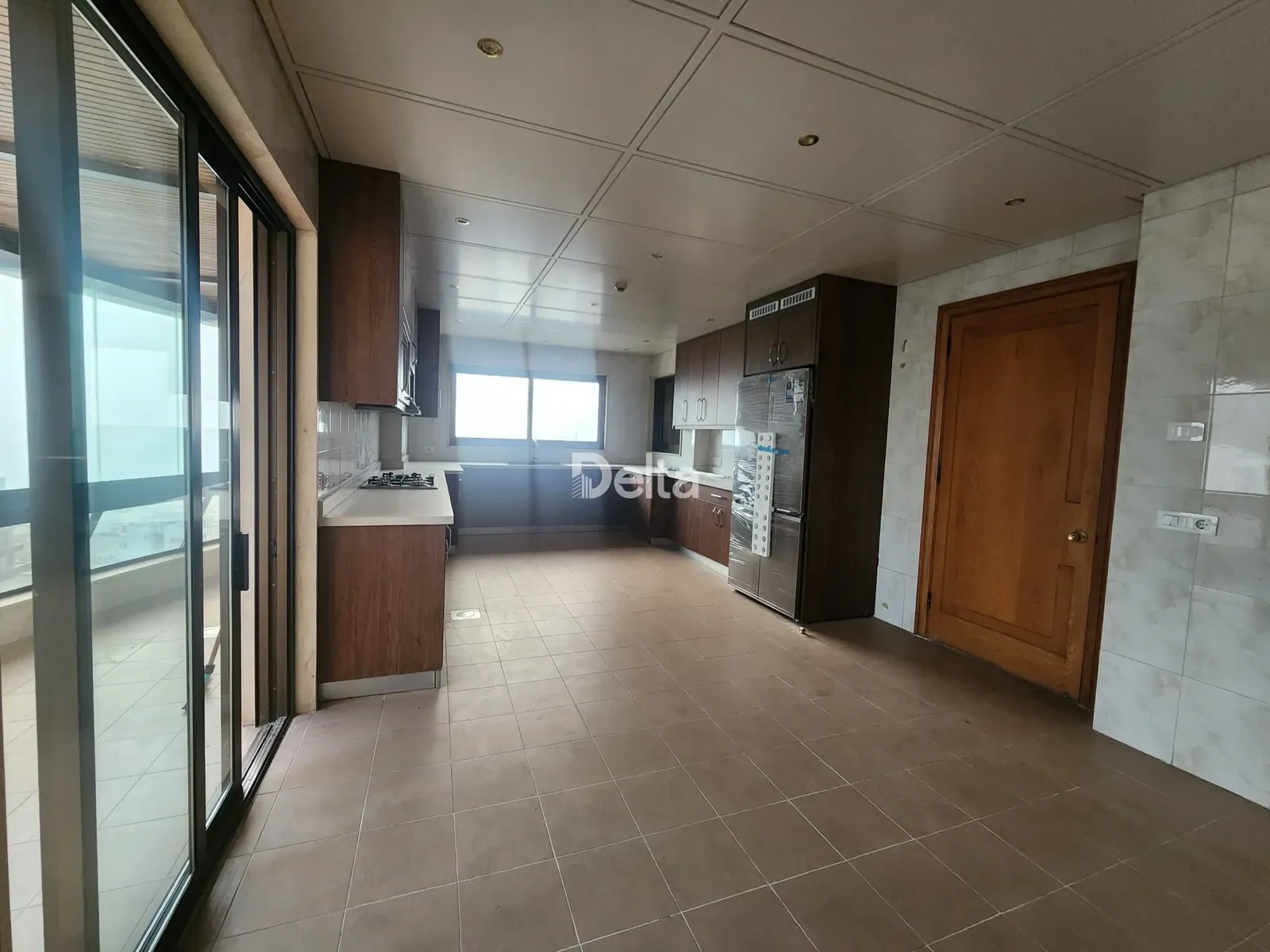 Apartment for Rent in Hamra, Beirut – 5 BR, 480 sqm, Sea View & Prime Location — الصورة 3