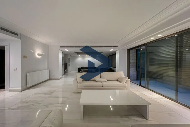 Spacious Apartment | Prime Location | Fully Renovated — الصورة 3
