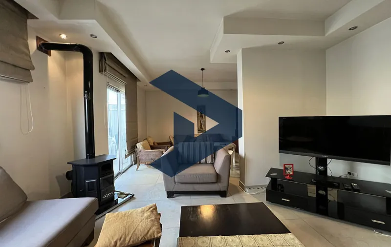 Vintage Building | Prime Location | Walking Distance to shops — photo 3