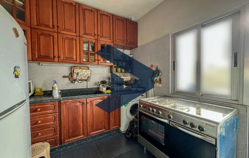 Vintage Building | Prime Location | Walking Distance to shops — photo 5