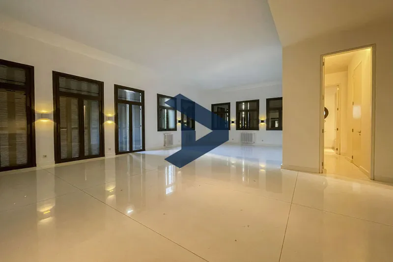 Prime Location | High Ceiling | Fully Renovated — الصورة 2