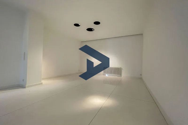 Prime Location | High Ceiling | Fully Renovated — الصورة 3