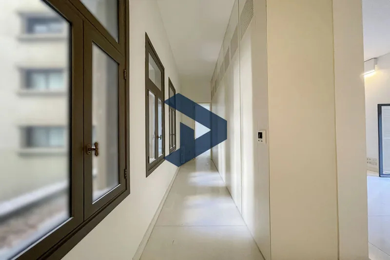 Prime Location | High Ceiling | Fully Renovated — الصورة 4