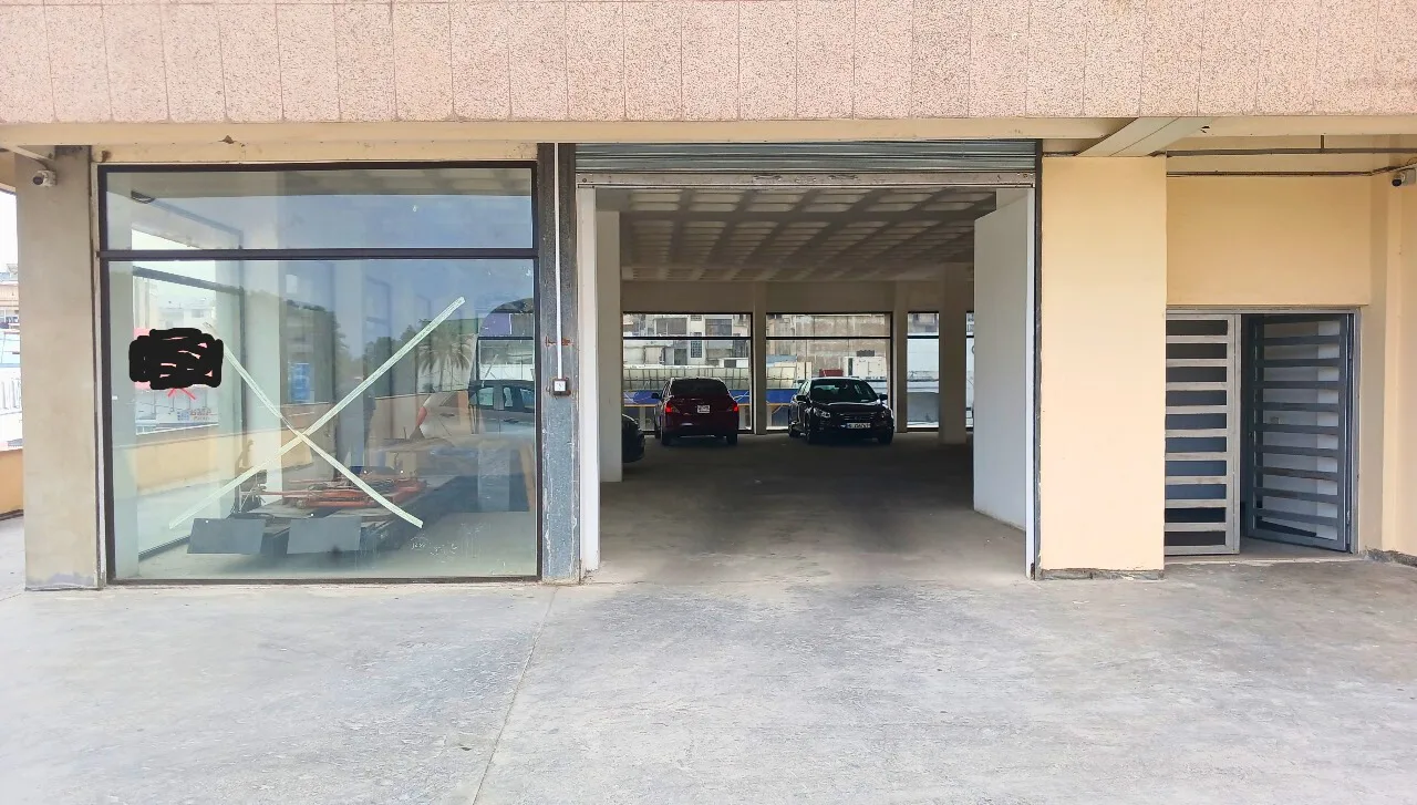 Showroom for rent in Daoura