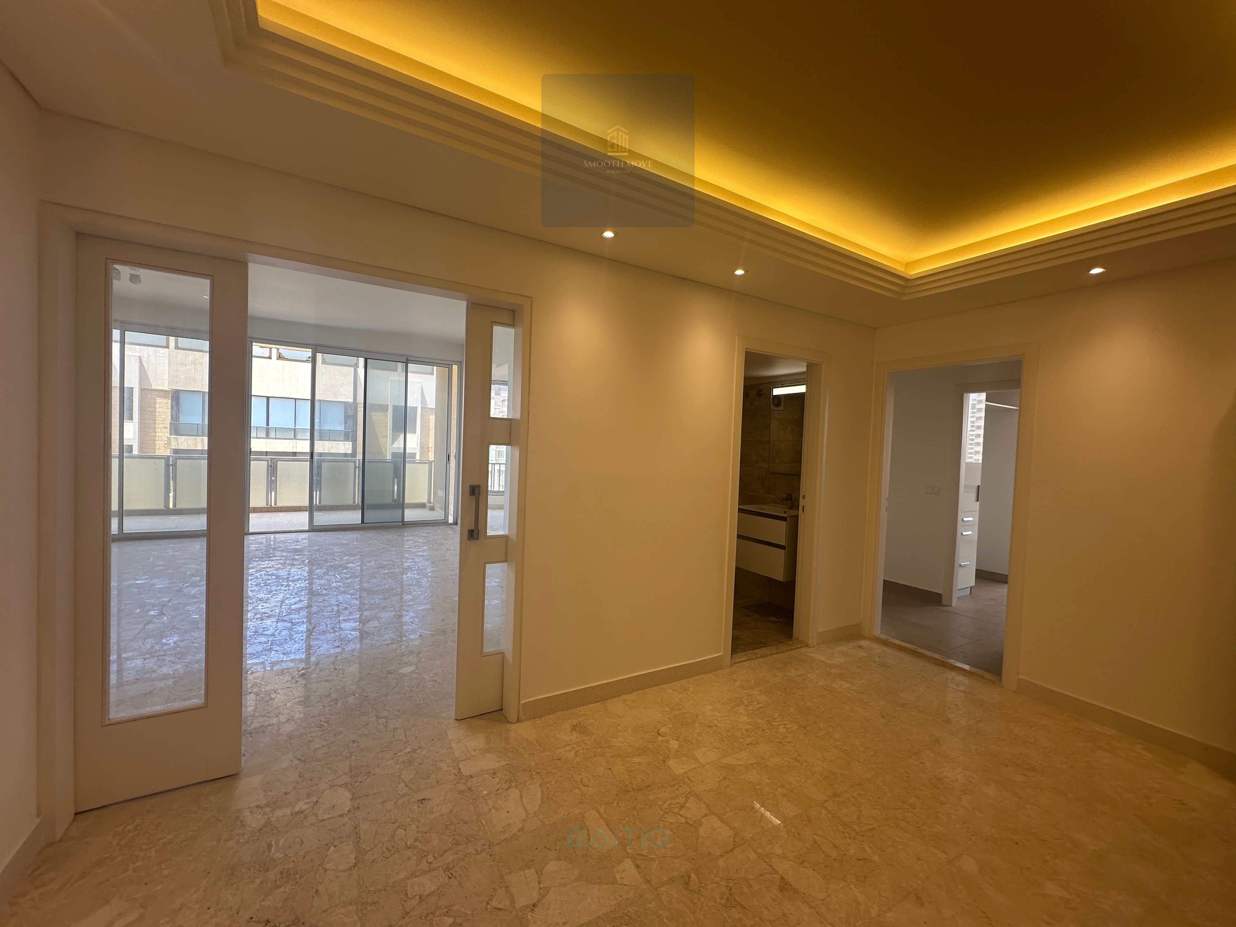 High Ceilings, Seaview, Renovated Apartment for Sale in Ramlet el Bayda — الصورة 6