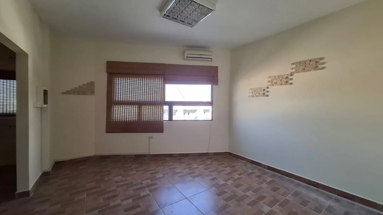 Office for rent in Jbeil — الصورة 2