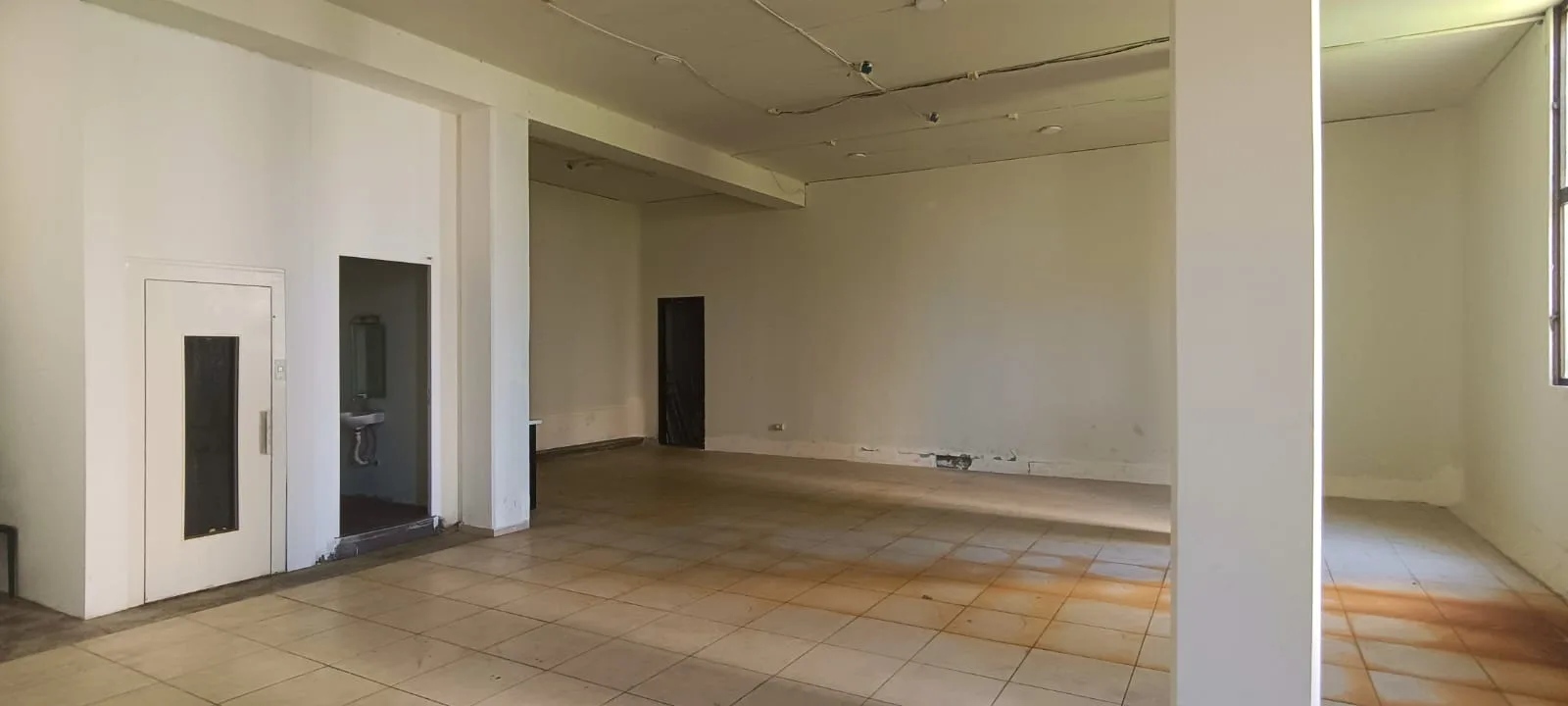 Showroom for Sale in Haret Sakher, Lebanon — الصورة 5