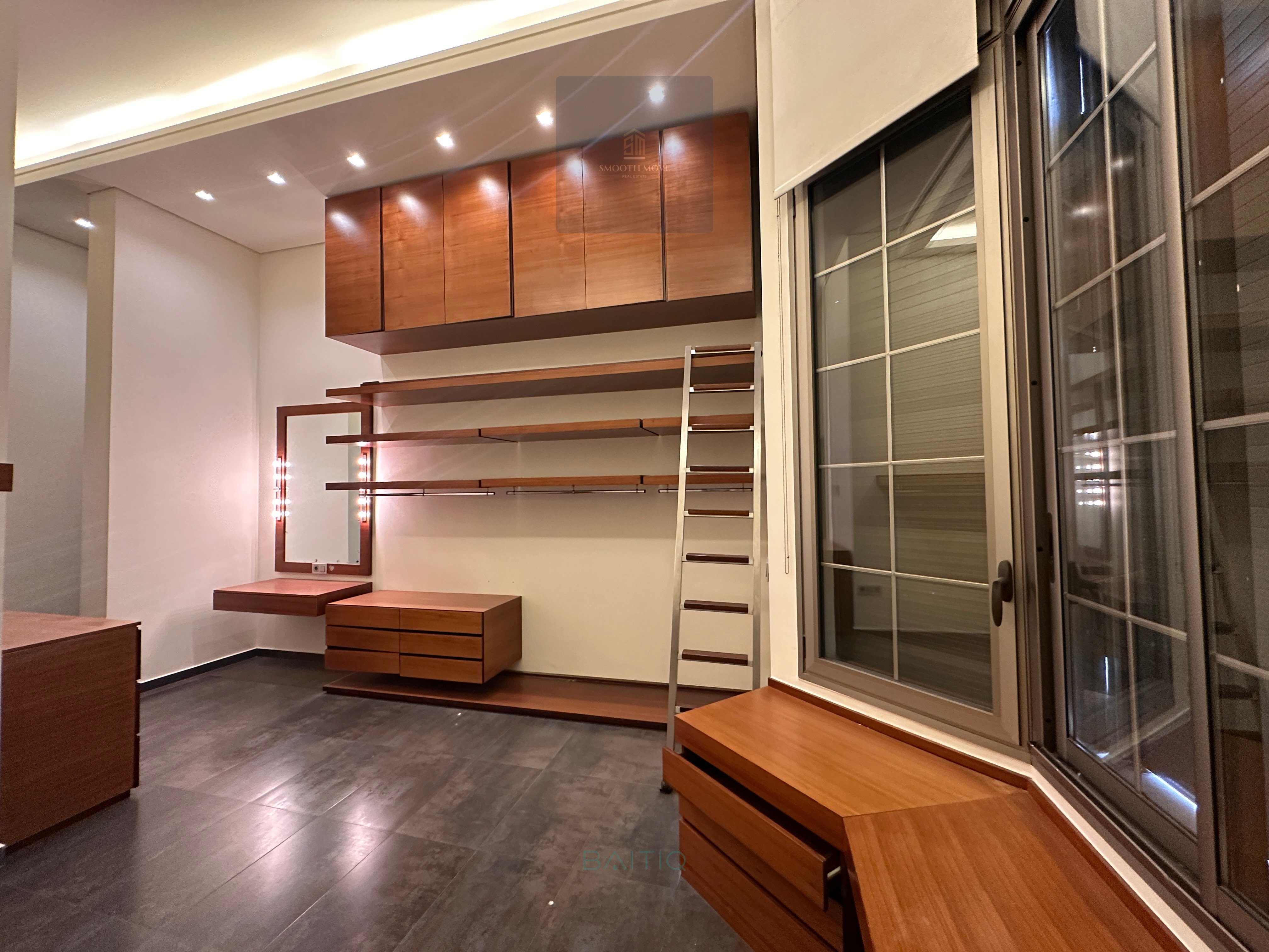 Breathtaking Loft-Style Seaview Apartment for Sale in Hamra, Beirut — الصورة 8