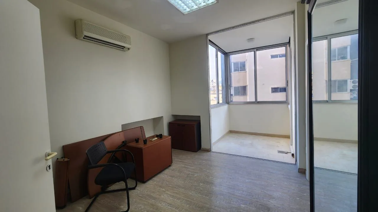 Office for rent in Badaro — الصورة 2